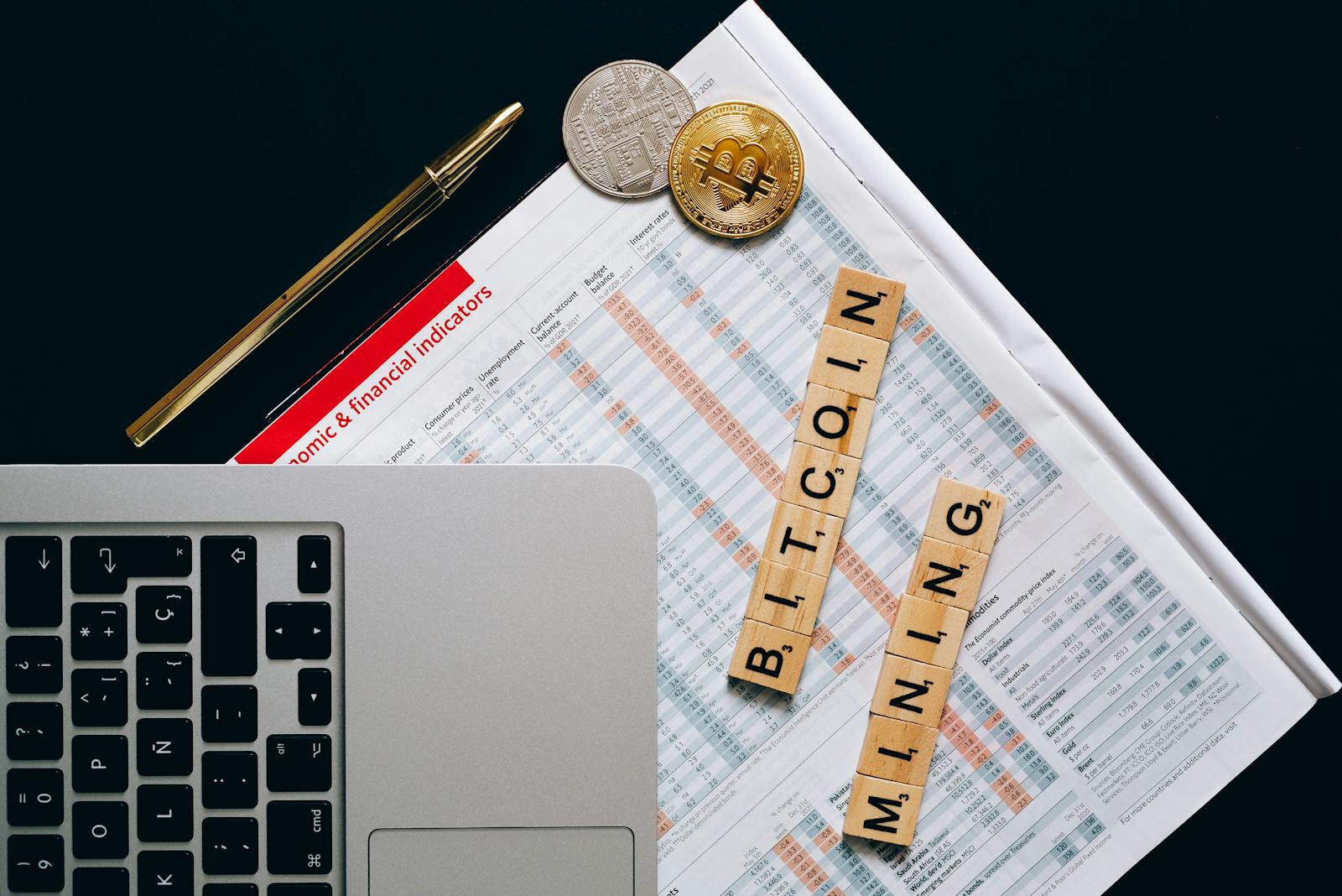 Экран с торговым приложением и монеты криптовалюты